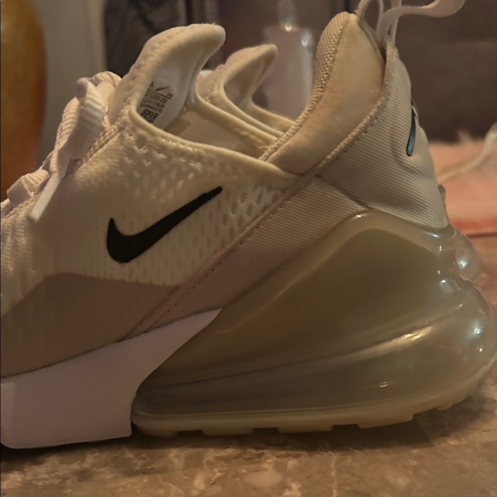 Woman’s Nike White and Gold Air270 Lightweight Sneakers size 7.5 - Picture 9 of 9
